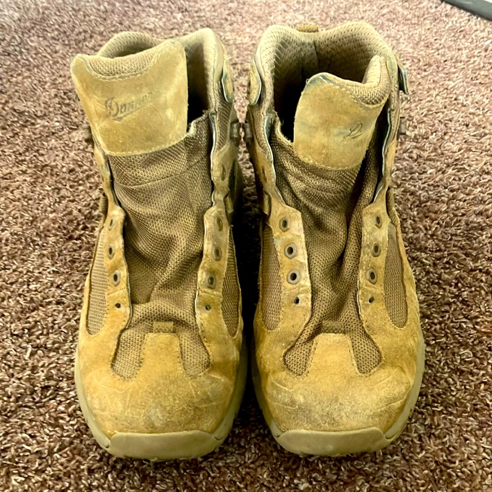 Vibrom brand size12! Leather top and rubber out sole. Needs laces.